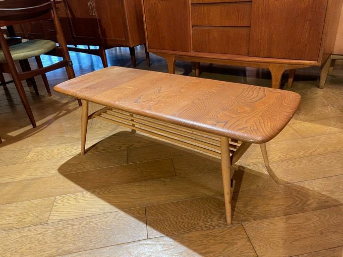 Ercol アーコール　ラベル付き　マガジンラック付きコーヒーテーブル ERCOL/マガジンラック付きラウンドテーブル/DT1521 - 家具・インテリア